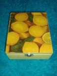 Dekoruota dėžutė su citrinomis iš viršaus